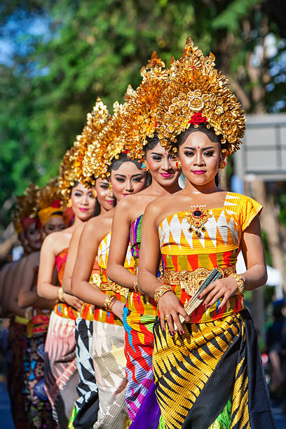 gruppo di bellissime ballerine balinesi in costumi tradizionali - danza del legong immagine foto e immagini stock