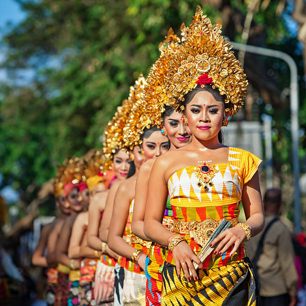 gruppo di bellissime ballerine balinesi in costumi tradizionali - danza del legong immagine foto e immagini stock
