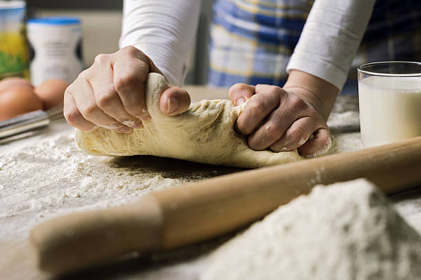 pâte à pétrir - bread making photos et images de collection