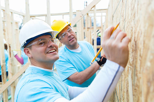 diversos voluntários do sexo masculino ajudam a construir casa para caridade - construction frame wood accuracy adult - fotografias e filmes do acervo