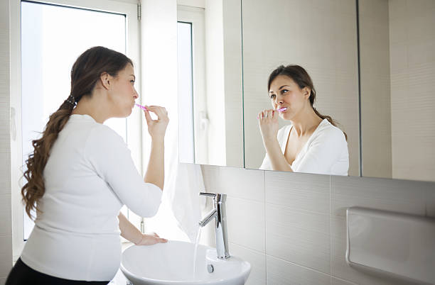 cuidados com os dentes da gravidez - brushing teeth human teeth women cleaning - fotografias e filmes do acervo