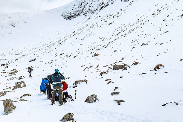 alpinistas se preparando para a escalada do gelo, cairngorms, escócia - corrie - fotografias e filmes do acervo