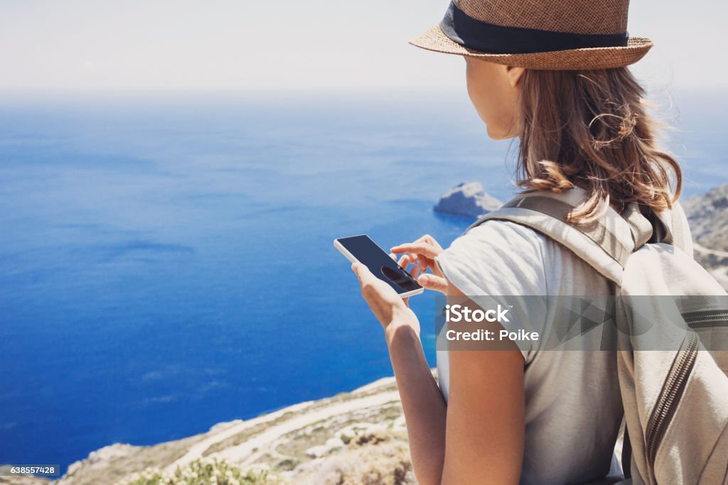 Junge Frau mit Smartphone im Urlaub - Lizenzfrei Handy Stock-Foto