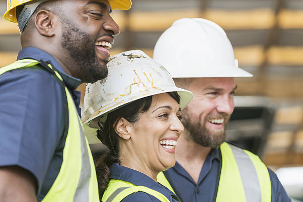 grupo diverso de trabajadores de la construcción - female with group of males fotos fotografías e imágenes de stock