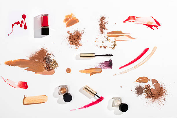 produits de beauté - crushed make up cosmetics lipstick photos et images de collection