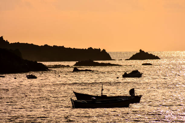istock Silhouette Boat in the Ocean 638567386