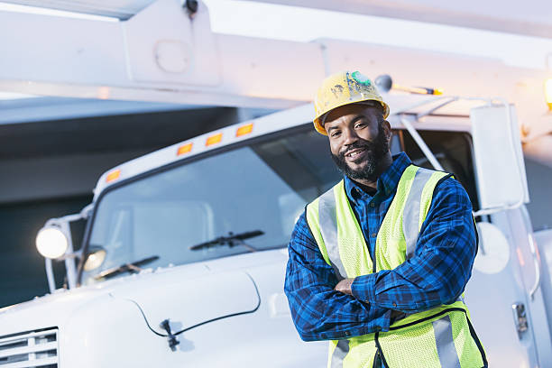 チェリーピッカートラックを持つアフリカ系アメリカ人男性 - maintenance engineer ストックフォトと画像