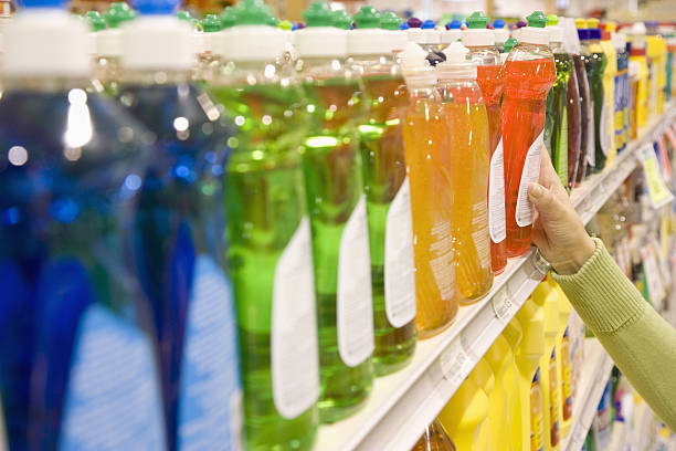 femme choisissant un produit liquide vaisselle au supermarché - liquide vaisselle photos et images de collection