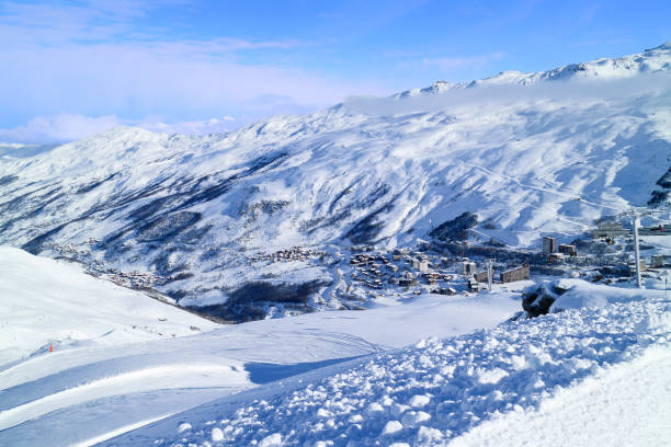 istock Alpine winter panorama with skiing slopes 638573716