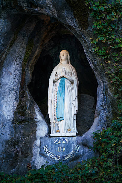 洞窟の聖母ルルド・フランス - 岩屋 ストックフォトと画像