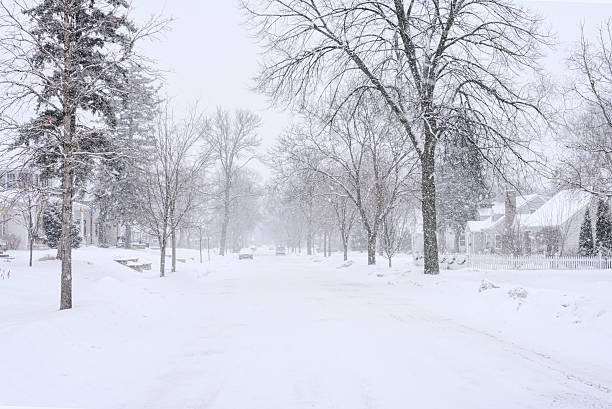 scena tempesta di neve invernale in strada residenziale - blizzard house storm snow foto e immagini stock