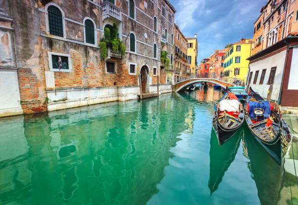 spettacolare canale stretto con gondole a venezia, italia, europa - canal sea journey romance foto e immagini stock