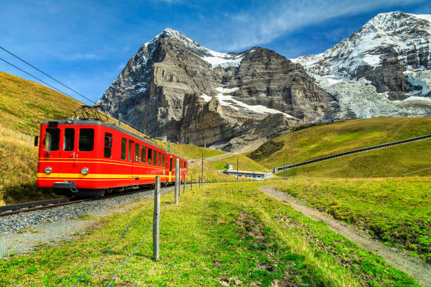 tren turístico eléctrico y cara norte de eiger, oberland bernés, suiza - north face eiger mountain fotografías e imágenes de stock