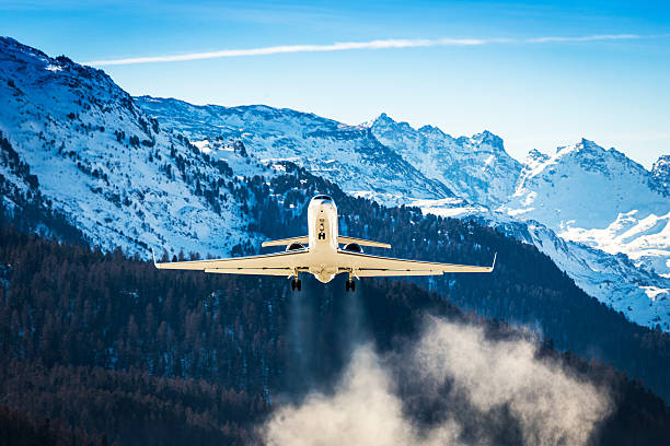 neve business jet in partenza da un campo d'aviazione - airfield mountain snow airport foto e immagini stock