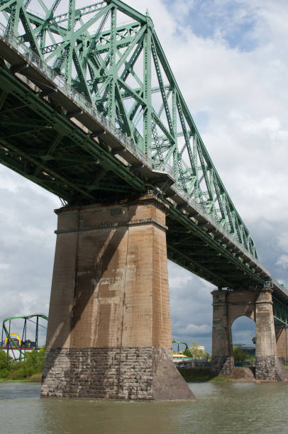 pont jacque cartier in montreal canada.  steel truss - vertical lift bridge imagens e fotografias de stock
