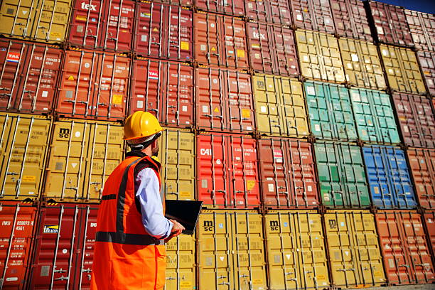 inżynier stos ładunek pojemników - warehouse distribution warehouse freight transportation sending zdjęcia i obrazy z banku zdjęć