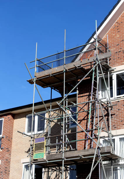 istock Scaffolding on exterior of modern building 638584574