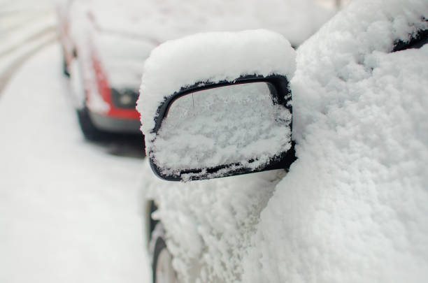 autospiegel füllte schnee in der wintersaison - snowpack stock-fotos und bilder