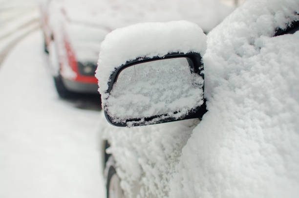 le miroir de voiture remplissait la neige en hiver - snowpack photos et images de collection