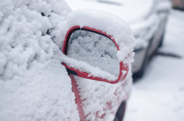 autospiegel füllte schnee in der wintersaison - snowpack stock-fotos und bilder