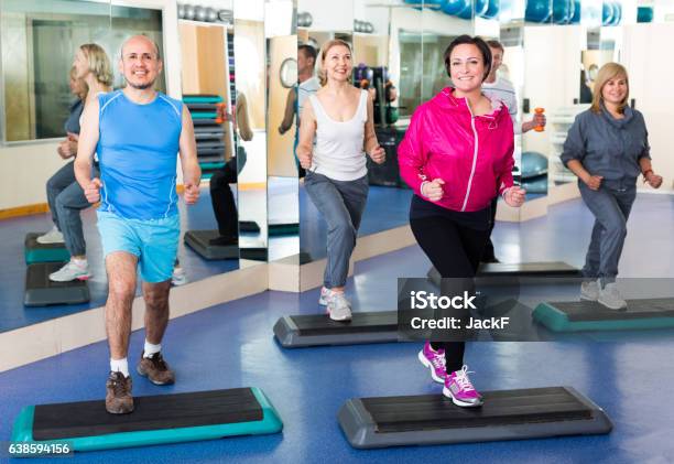 Foto de As Pessoas Fazem Exercício Em Um Clube De Fitness e mais fotos de stock de 40-49 anos - 40-49 anos, 50 Anos, 60 Anos