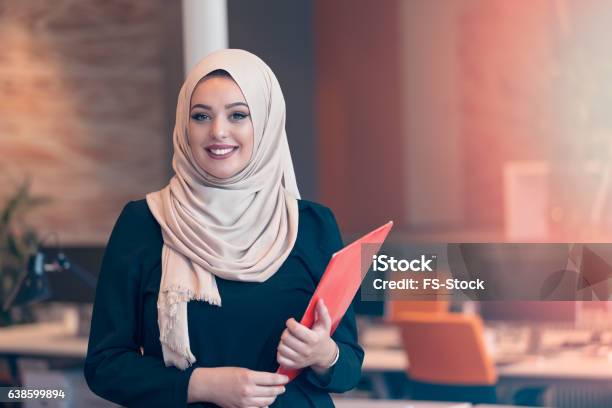 Arabian Business Frau Hält Einen Ordner In Modernen Startupbüro Stockfoto und mehr Bilder von Frauen