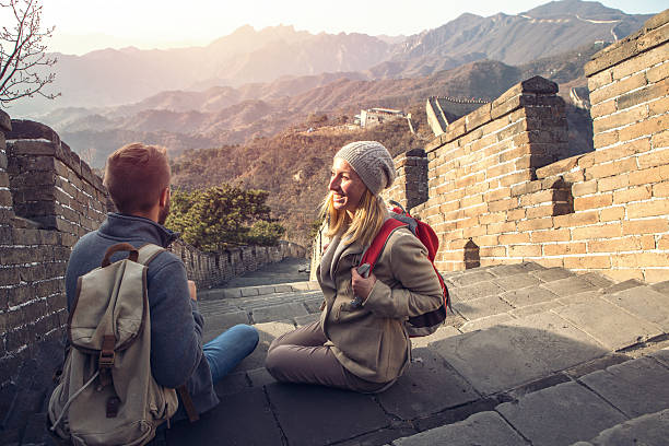 万里の長城の上の若いカップル - tourist travel china great wall of china ストックフォトと画像