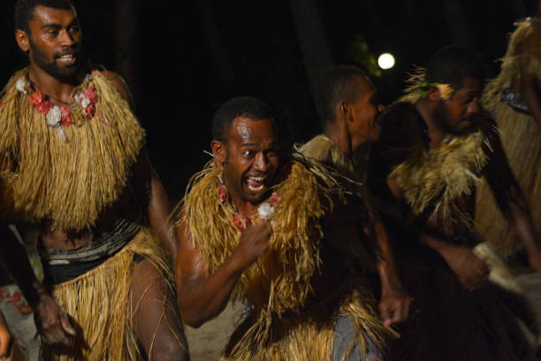 hombres fiyianos bailando danza masculina tradicional meke wesi la lanza - melanesia fotografías e imágenes de stock