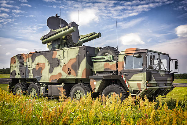 軍用トラックに短距離航空ミサイル - universal camouflage pattern ストックフォトと画像