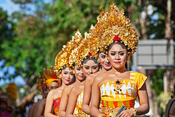 группа красивых балийских танцовщиц в традиционных костюмах - beauty teenage girls women in a row стоковые фото и изображения