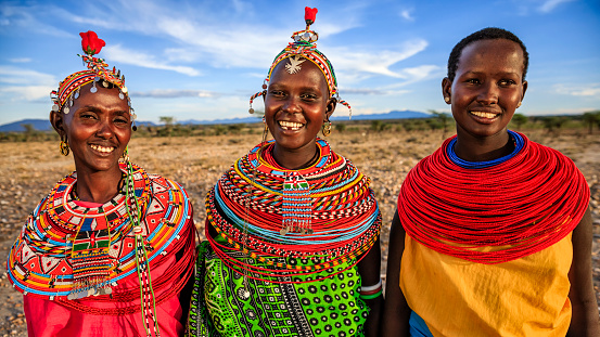 Diani, Mombasa, 17 oktober 2019, Africa, Kenya Maasai women in traditional dress communicate with each other and laugh