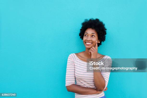 Bella Giovane Donna Africana Sorridente E Pensa - Fotografie stock e altre immagini di Donne - Donne, Solo una donna, Contemplazione