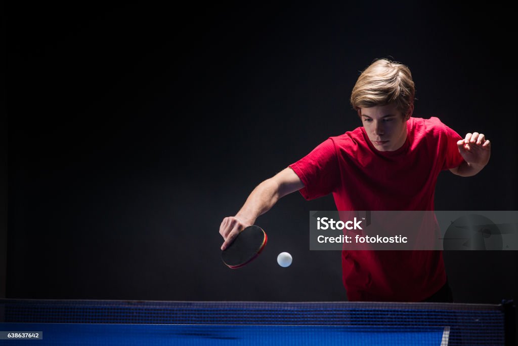 jugador de tenis del hombre joven - Foto de stock de Tenis de mesa libre de derechos