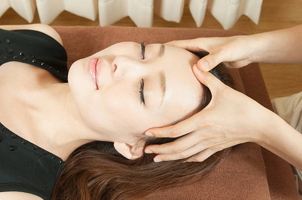 massage soin du visage de la femme orientale - head massage photos et images de collection