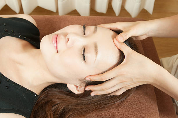 trattamento di massaggio del viso di donna di orientale - massaging facial massage beautician beauty treatment foto e immagini stock