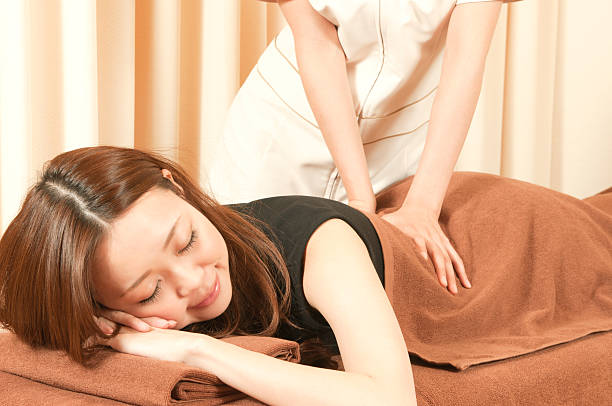 マッサージを受ける日本人女性 - massage ストックフォトと画像