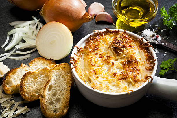 양파 수프와 재료 - bread brown cheese close up 뉴스 사진 이미지
