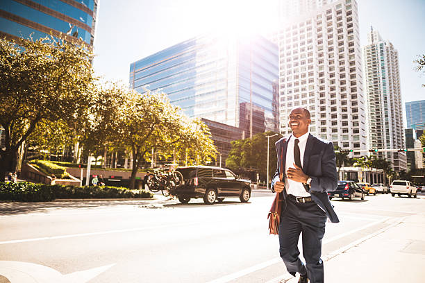 マイアミのダウンタウンで走っているアフロアメリカ人ビジネスマン - businessman checking the time men male ストックフォトと画像