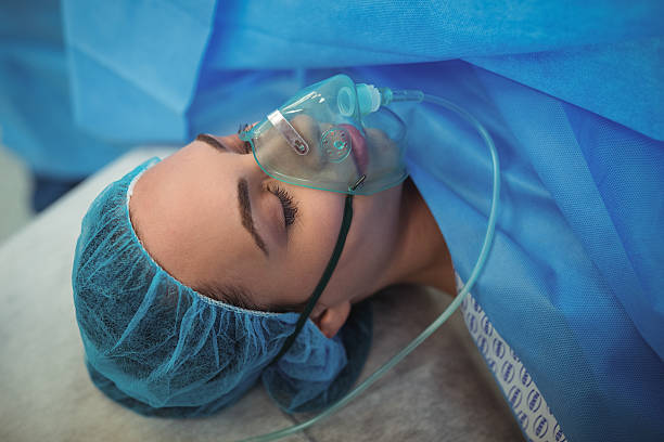 Paciente Femenina Con Máscara De Oxígeno En Quirófano Foto de stock y más banco de imágenes de Accidentes y - iStock
