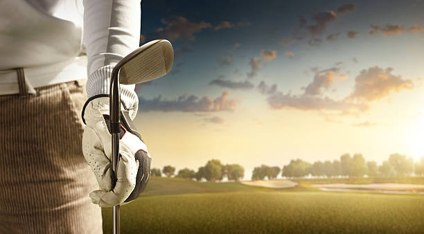 golfe: golfista hospedado em um campo de golfe - golf swing golf teeing off men - fotografias e filmes do acervo