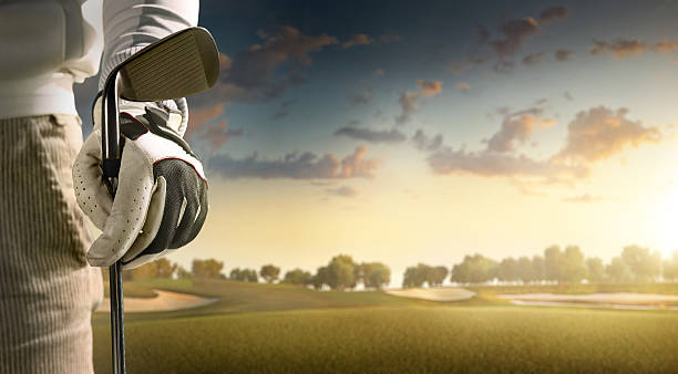 golf: golfeur séjournant sur un terrain de golf - golf golf swing sunset golf course photos et images de collection