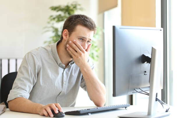 worried businessman working online - frustration computer confusion businessman imagens e fotografias de stock