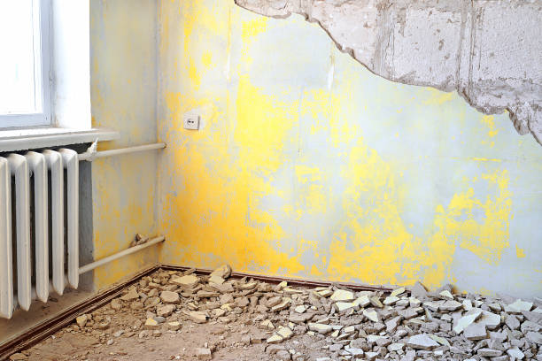 istock Destroyed dirty empty yellow interior with vintage radiator 638650662