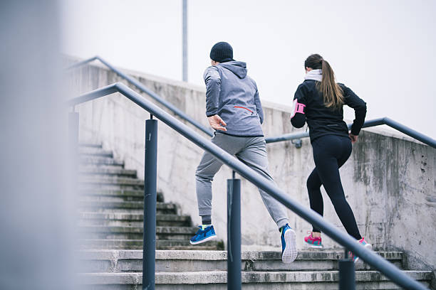 quién más rápido? - staircase running moving up jogging fotografías e imágenes de stock