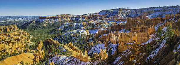 parque nacional bryce canyon utah bosques nevados ponderosa hoodoos dorados - extreme terrain eroded snow landscape fotografías e imágenes de stock