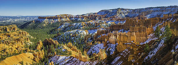 ブライスキャニオン国立公園ユタ州雪ポンデローザ森林黄金のフード - extreme terrain eroded snow landscape ストックフォトと画像