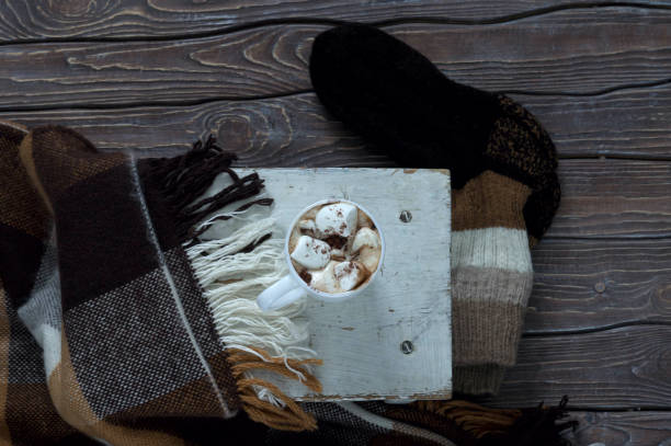 毛布付きのスツールにコーヒーを入れて - knitting residential structure glasses hot drink ストックフォトと画像