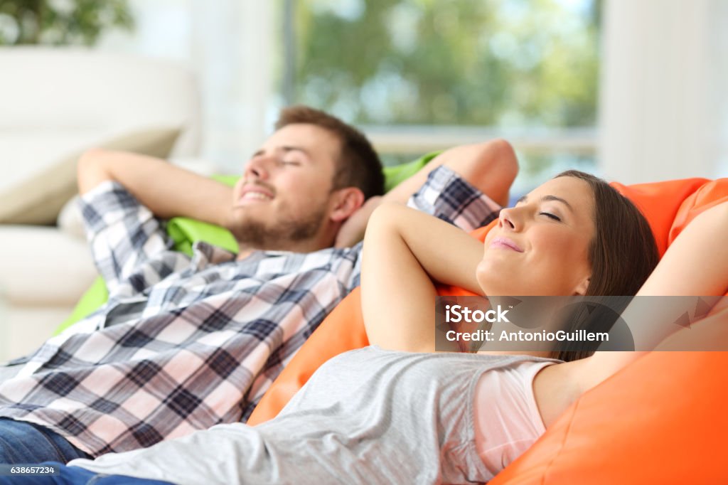 Casal ou colegas de quarto relaxando em casa - Foto de stock de Família royalty-free