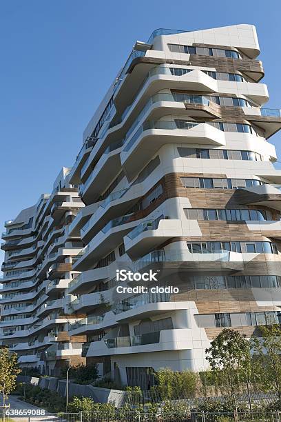 Milano Edifici Moderni A Citylife - Fotografie stock e altre immagini di Albero - Albero, Ambientazione esterna, Architettura