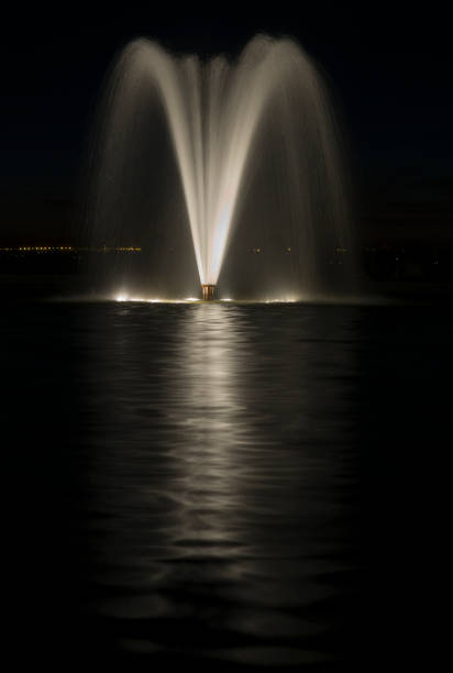 reflexiones de la fuente nocturna - reflection on the water fotografías e imágenes de stock